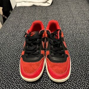 Men’s Nike shoes, good condition, hardly worn, size 10